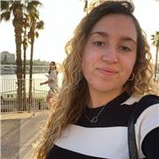 Profesora de inglés que imparte clases a niños de todas las edades